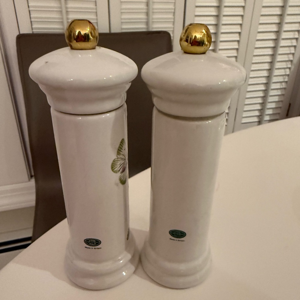 Portmeirion Botanical Ceramic Salt and Pepper Shaker Set with Gold Accents - Picture 3 of 5